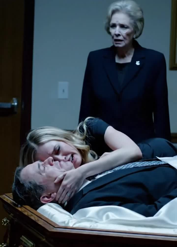 “She’s Inside!” At Her Father’s Wake, 18-Year-Old Sophie Climbed Into His Coffin. The Horrifying Reason Why, and the Secret Note She Was Hiding, Will Break Your Heart.